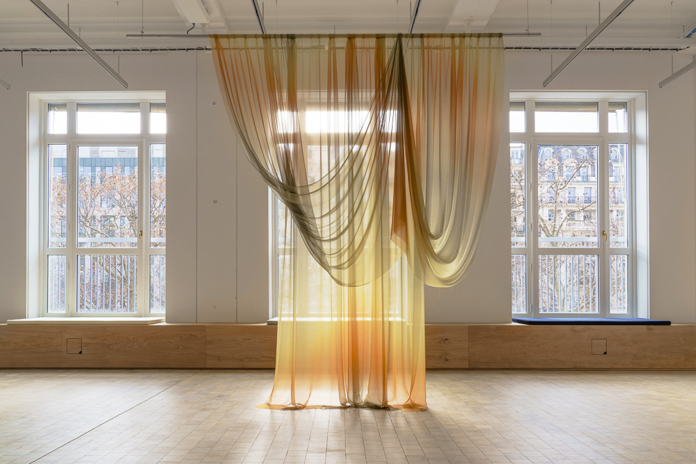 Justin Morin, How to drape the surface of Saturn, 2018. Printed silk, chromed steel.  Photo : F. Kleinefenn